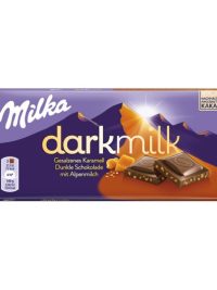 Milka Darkmilk alpesi tej felhasználásával készült csokoládé sózott karamelldarabokkal